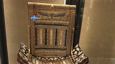 العرش الذهبي لتوت عنخ آمون يستعيد بريقه في المتحف المصري الكبير 