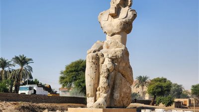 أول صور لتمثال الملك أمنحتب الثالث بعد إعادة بناؤه بمعبد ملايين السنين بالأقصر