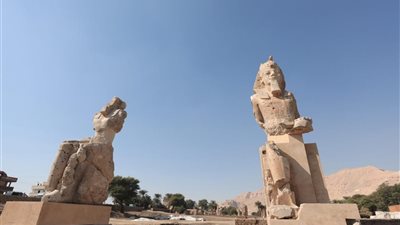 السياحة والآثار تعيد بناء تمثالين من الألبستر للملك أمنحتب الثالث بالأقصر 
