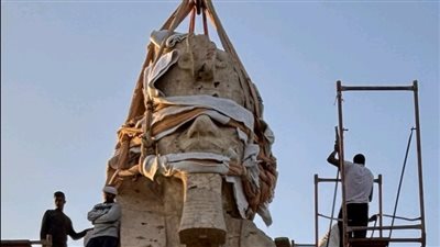 بعد إزاحة الستار عنهم.. صورة نادرة لترميم تمثالي الملك أمنحتب الثالث بالأقصر