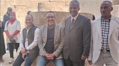 تاريخ تحت الأقدام.. صورة لرئيس قطاع الآثار المصرية تثير التساؤلات