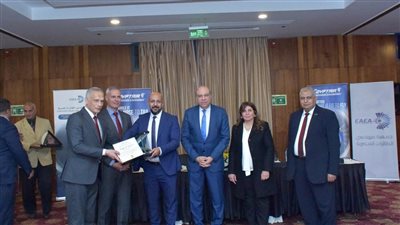 بعد ازمة السيستم.. وزير الطيران يكرم رجال الصيانة بمصر للطيران 