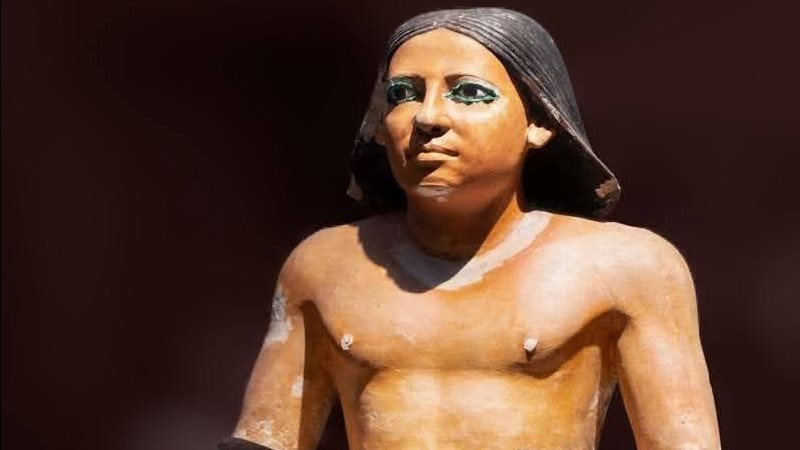 تمثال الكاتب 