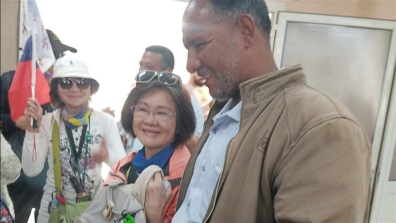 موظف الأمن والسائحة