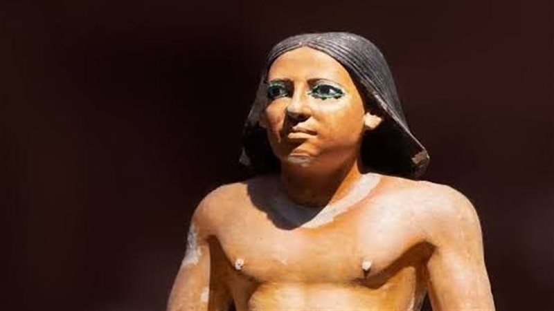 تمثال الكاتب الجالس