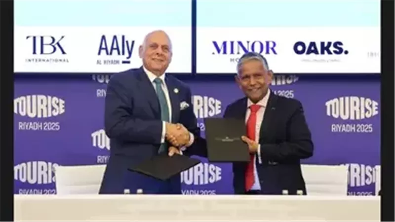 جانب من التوقيع