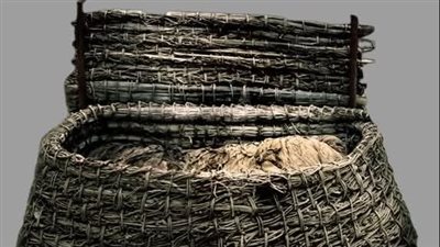 المتحف المصري بالتحرير يعرض مومياء داخل صندوق من الخوص