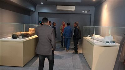 جولة ميدانية لقيادات الآثار داخل قاعة عرض المومياوات بالواحات البحرية
