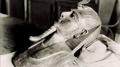 قناع بسوسنس الأول الذهبي ينافس توت عنخ آمون في الصمت