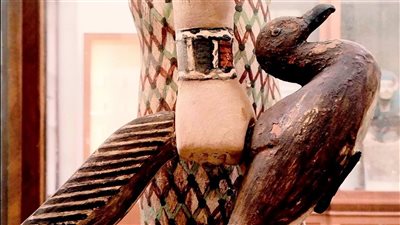 حين تنبض الطيور بالحياة.. المتحف المصري يعرض قطعة خشبية نادرة