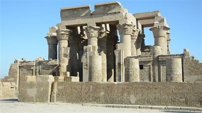 معبد كوم امبو..معبد المدينة الذهبية مكرس للتمساح والصقر 