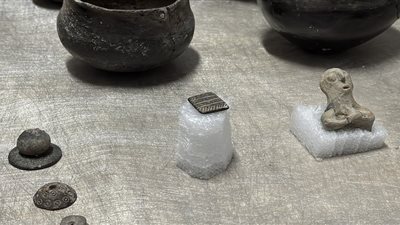 علماء يفكون لغز ختم حجري عمره ٧٥٠٠ عام في قلعة تاديم