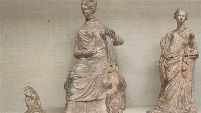 نساء بأناقة العصور القديمة.. تماثيل تاناجرا تزين المتحف المصري بالتحرير