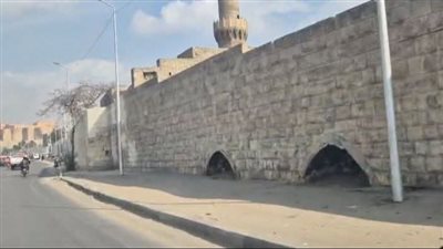 بيان عاجل من السياحة والآثار حول سنفرة احجار سور مجري العيون 