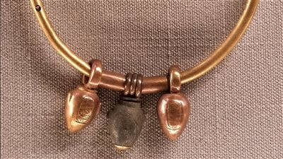 أناقة الخلود الملكي.. سوار حبات الزيتون الذهبي يحكي فخامة الملك بسوسنس الأول