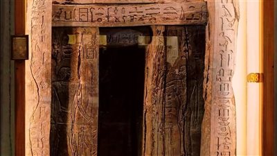 الباب الوهمي لإيكا.. تحفة خشبية فريدة تروي عقيدة الخلود في مصر القديمة