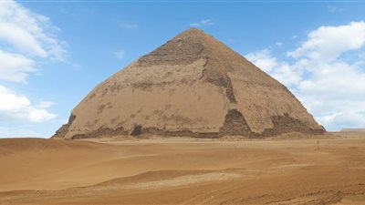 الهرم المنحني بدهشور.. لغز معماري يكشف عبقرية المصري القديم