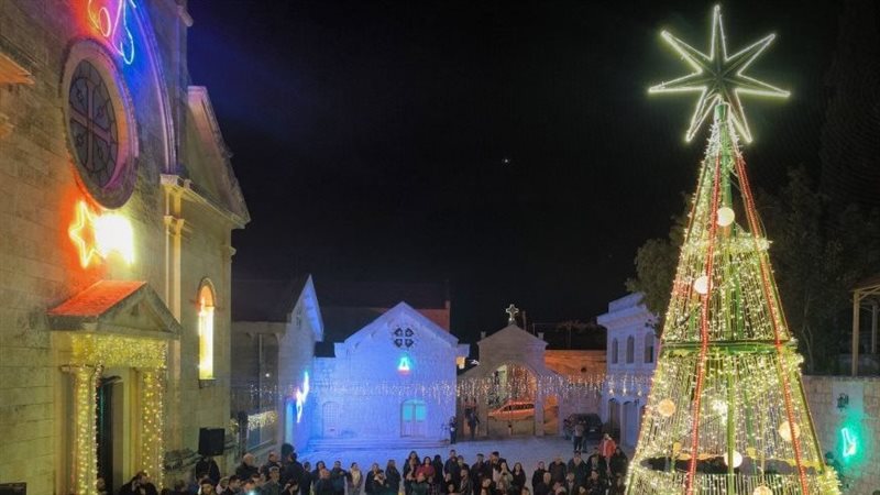 إضاءة شجرة عيد الميلاد