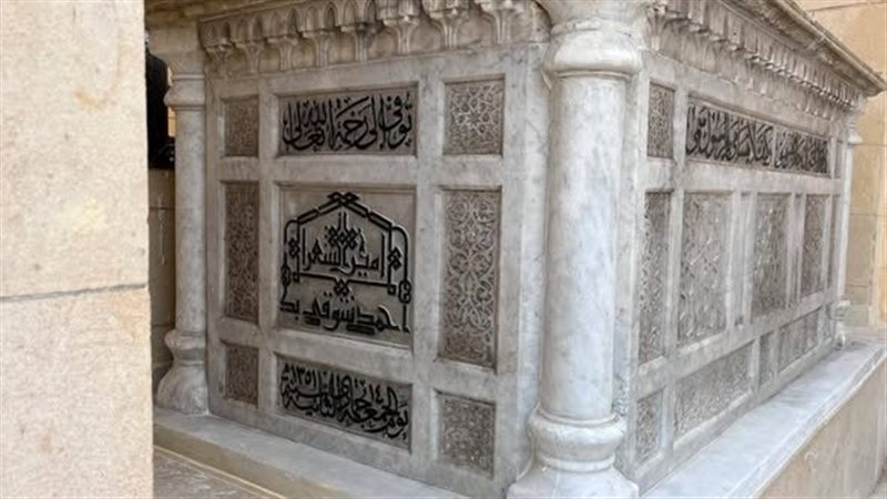 قبر أمير الشعراء