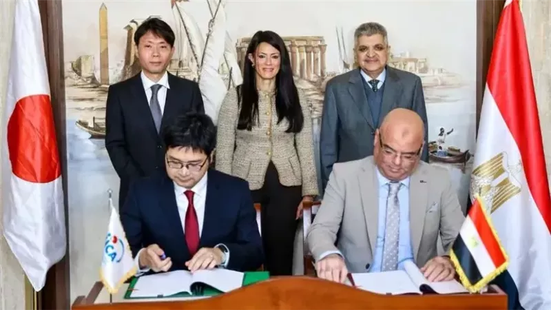 جانب من توقيع البروتوكول