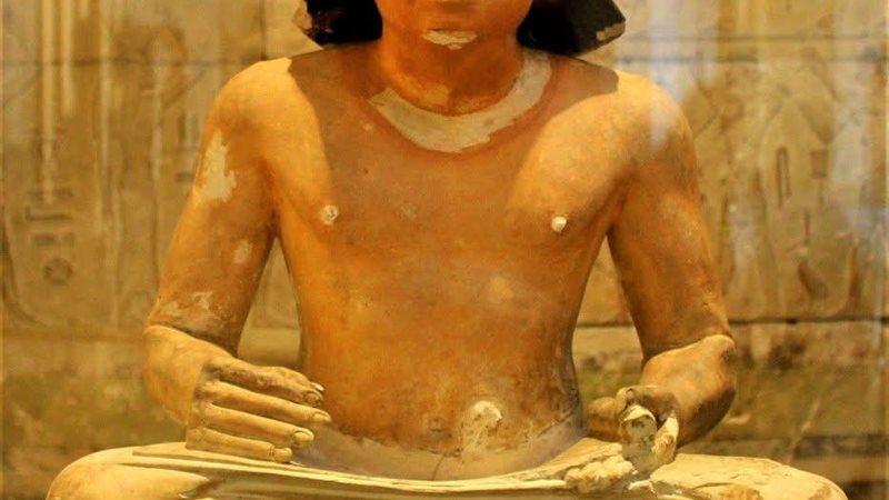 تمثال الكاتب 