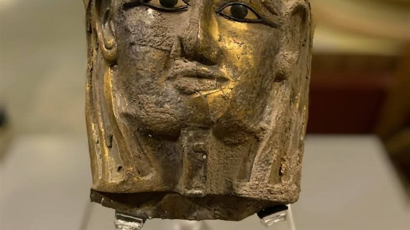 قناع كاهنة المعبودات