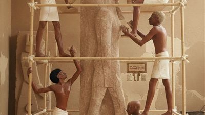 أسرار ورش النحت الملكية.. مشهد فني يوثق صناعة تمثال تحوتمس الثالث بالجرانيت 