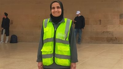 منى عبد الرزاق.. العاملة التي أبهرت العالم بإخلاصها في خدمة زائرين الأهرامات