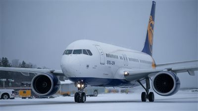 عاصفة شتوية تعطل حركة السفر الجوي في الولايات المتحدة