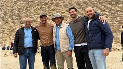 بعد انبهاره بأهرامات الجيزة.. ويل سميث يقرر العودة إلى مصر ربيعًا مع أسرته