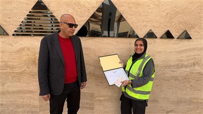 رحلة عمرة و10 آلاف جنيه.. قصة وفاء عاملة نظافة تُضيء منطقة الأهرامات