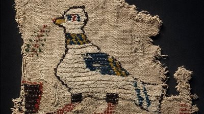 قطعة نسيج نادرة تجسد رمزية السلام والطهر بالمتحف القومي للحضارة المصرية