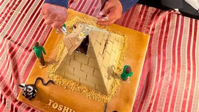 بتورتة على شكل هرم.. عالم آثار ياباني يحتفل بعيد ميلاده وسط الحضارة المصرية