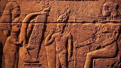 موسيقى الميلاد المقدس على جدران فيلة.. مشهد نادر يجمع إيزيس وربّة الألحان 