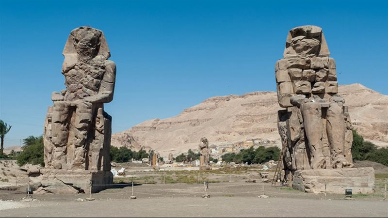 تمثالا ممنون