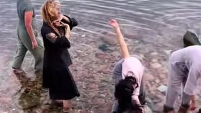 حركات السائحين بشاطئ