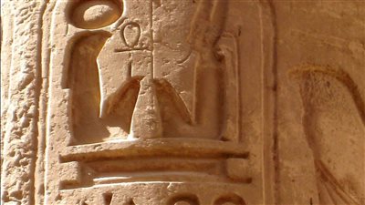 أشعة الشمس تضيء خرطوشة رمسيس الثاني داخل صالة الأعمدة الكبرى بالكرنك