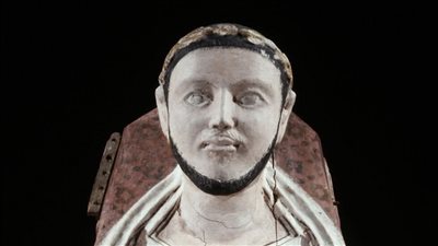 قناع جنائزي مصري عمره 2000 عام يخطف الأنظار بألوانه الفريدة