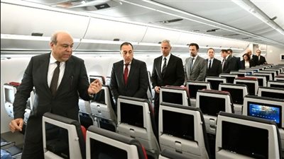 رئيس الوزراء يتفقد أول طائرة من طراز Airbus A350-900 بأسطول الناقل الوطني