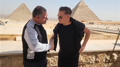 الفنان العالمي براين آدمز وأسرته يزورون منطقة أهرامات الجيزة (صور)