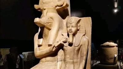 تمثال يجسد الملك أمنحتب الثالث برفقة الإله سوبك يروي فصولاً من تاريخ مصر 
