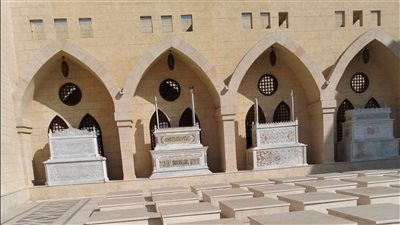 ترميمات دقيقة.. جهود مصرية متميزة تعيد الحياة لشواهد مقابر الخالدين 