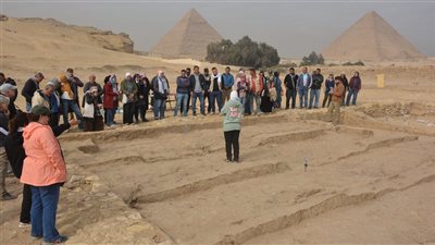 بعد توقف 7 سنوات.. السياحة تختتم المدرسة الميدانية المتقدمة للحفائر بالأهرامات