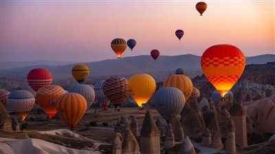 تركيا تجذب  ملايين السياح من أوروبا واليابان عبر رحلات المناطيد 