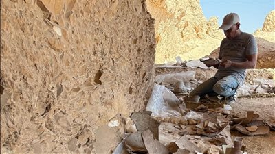 خبراء ترميم الفخار يواصلون إعادة تركيب قطع مقبرة أوسر آمون (خاص)