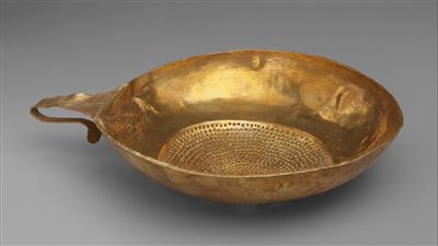 مصفاة ذهبية عمرها 3300 عام من تل بسطة تكشف روعة الطقوس الدينية في مصر القديمة