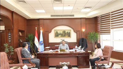 محافظ البحر الأحمر يبحث مع رئيس غرفة السياحة تذليل عقبات القطاع