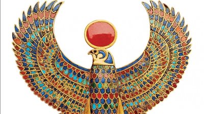 كشف أسرار قلادة الملك توت عنخ آمون: رمز الحماية والقوة الإلهية