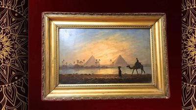 لوحة زيتية تجسد سحر الغروب عند الأهرامات ضمن سلسلة حكايات متحف ركن فاروق