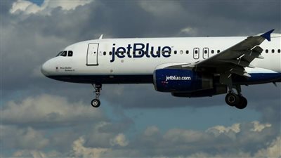 استئناف رحلات “جت بلو” الأمريكية بعد تعليق مؤقت بسبب عطل تقني